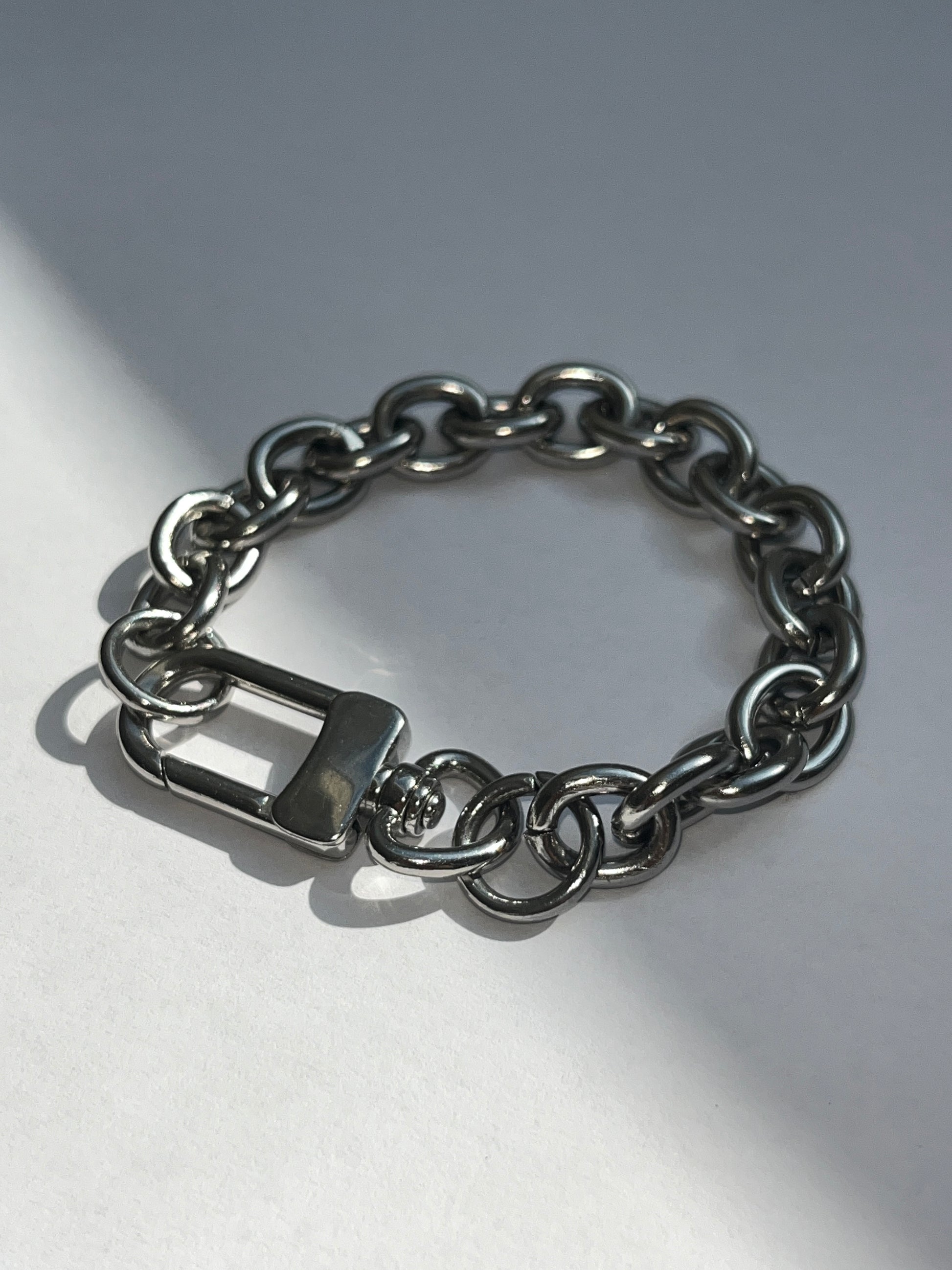 A unisex silver stainless steel grand clasp chunky chain bracelet 