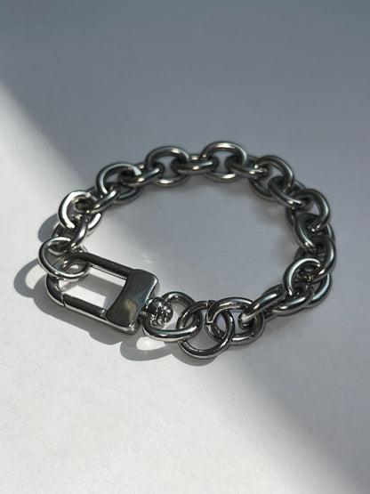 A unisex silver stainless steel grand clasp chunky chain bracelet 